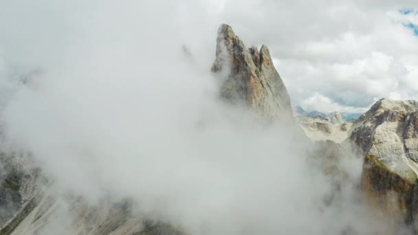 Dichte Mist Omhult Rotsachtige Top Van Seceda Berg Toeristische Italiaanse — Stockvideo
