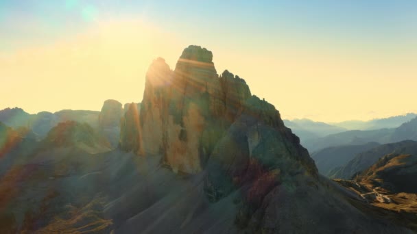 Gün Doğumu Dağlık Araziyi Aydınlatıyor Lavaredo Nun Görkemli Tepesini Alplerdeki — Stok video
