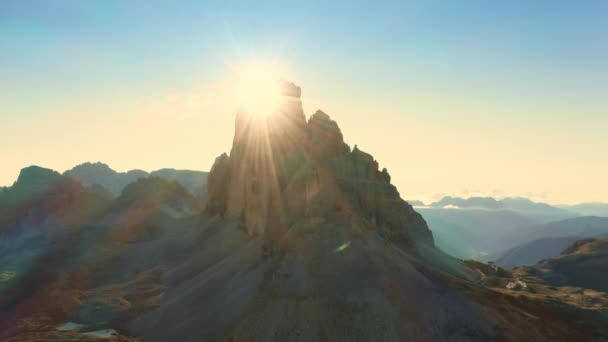 Hava Manzarası Dağlık Araziyi Lavaredo Nun Görkemli Tepesini Alpler Kumla — Stok video