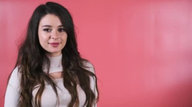 Kasketli kadın, şehir evleri inşa etmede uzmanlaşmış mimar olarak çalışmaktan hoşlanıyor. Kahverengi saçlı bayan işçi gülümsemeye ve göz kırpmaya hazır.