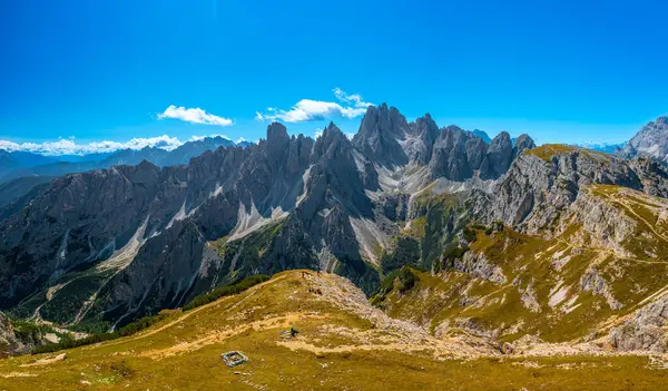 Majestic Rocky Peaks Αγκαλιασμένο Από Τον Γαλάζιο Ουρανό Και Λευκά — Φωτογραφία Αρχείου