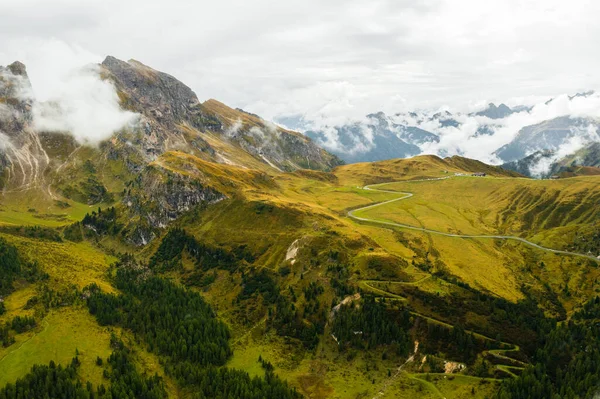 Mistyczne Piękno Alp Dolomitowych Jako Koc Zasłon Chmur Nad Doliną — Zdjęcie stockowe