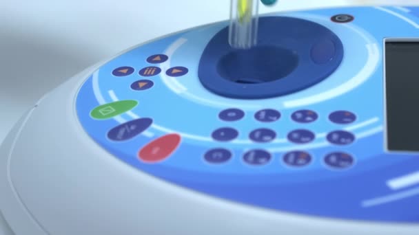 Chemik Vloží Kyvetu Spektrofotometru Pro Analýzu Bioaktivních Sloučenin Zahájí Měření — Stock video