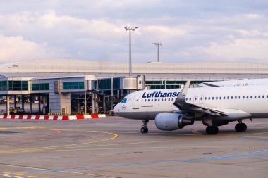 Lufthansa uçağı gün batımında havaalanında uçmaya hazırlanıyor Haziran 2023, Prag, Çek Cumhuriyeti 