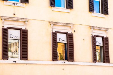 İtalya, Roma 'daki Dior mağazasının penceresi. Haziran 2023, Roma, İtalya