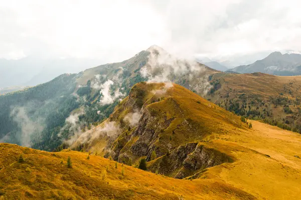 Famous Giau Pass Slopes Bedecked Majestic Mountain Range Draped Misty — Stock Photo, Image