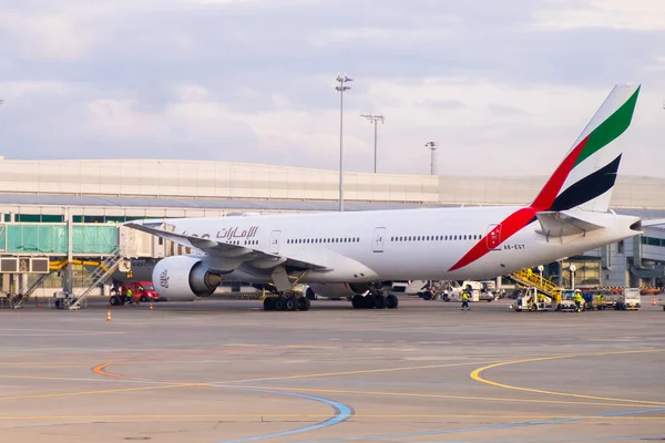 Emirates Avión Preparándose Para Volar Aeropuerto Atardecer Junio 2023 Praga — Foto de Stock