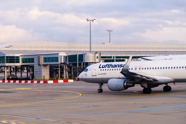 Avión Lufthansa Preparándose Para Volar Aeropuerto Atardecer Junio 2023 Praga — Foto de Stock