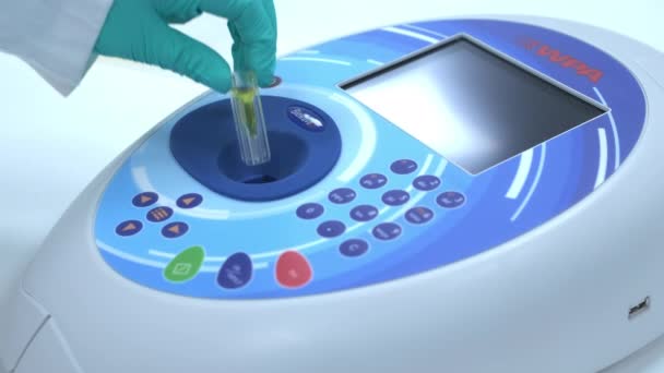 Chemik Vloží Kyvetu Spektrofotometru Připraveného Analýze Bioaktivních Sloučenin Zahájí Proces — Stock video