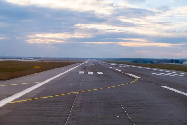 Aeropuerto Interminable Pista Extiende Horizonte Con Marcas Aviones Prominentes Caminos — Foto de Stock