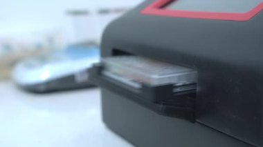 Mikro levha okuyucusunun otomatik olarak açılması ve mikro plakanın yüklenmesi. 