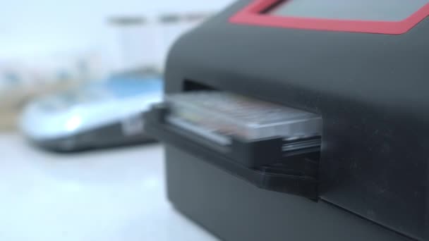 Automatic Opening Microplate Reader Loading Microtiter Plate — Stock Video