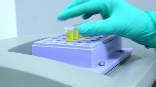 Naukowiec Wkłada Próbkę Płynem Pojemnika Analizy Chemicznej Zaczyna Się Trząść — Wideo stockowe