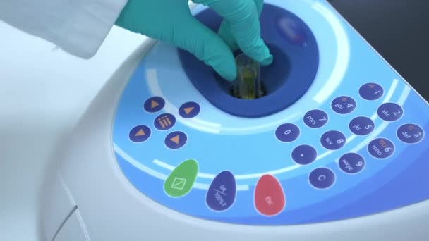 顶尖的化学家把香菜插入分光光度法中 化验室工作人员对尿样进行的分光光度法分析 — 图库视频影像
