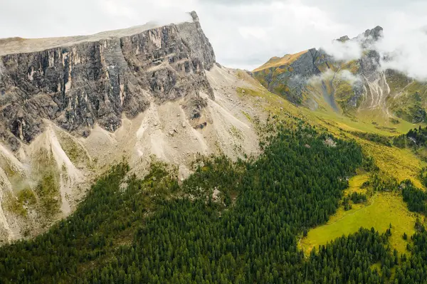 Εκπληκτική Εικόνα Των Βραχωδών Δολομιτών Άλπεων Όπου Ψηλή Κορυφή Εξαφανίζεται — Φωτογραφία Αρχείου
