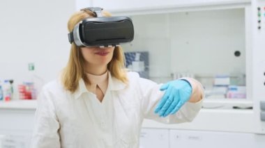 VR gerçekliğindeki kimyager arttırılmış gerçeklikteki yazılımın arayüzünü kaydırıyor. 