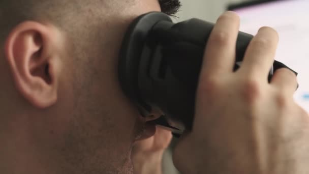 Seorang Pria Bermain Game Menggunakan Kacamata Realitas Bertambah — Stok Video