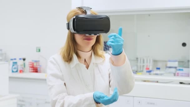Científica Intenta Realidad Virtual Usando Una Pipeta Mujer Joven Gafas — Vídeo de stock