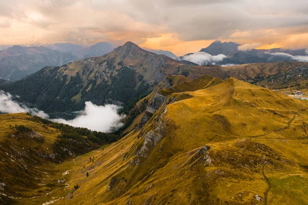 Zachwycający Krajobraz Słynnej Przełęczy Giau Gdzie Zbocza Szczycą Się Górzystym — Zdjęcie stockowe