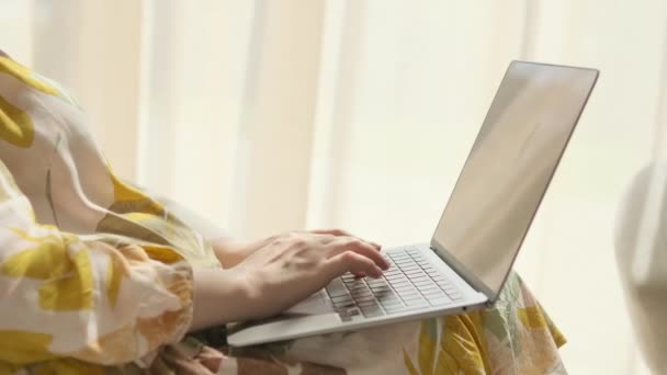 Freelancer Feminino Trabalha Laptop Moderno Sentado Quarto Perto Janela Brilhante — Vídeo de Stock
