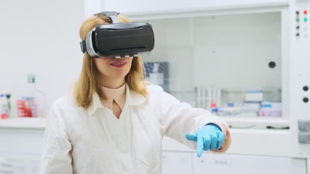 仮想現実ヘッドセットを身に着けている若い科学者 拡張現実 研究室で現代的な3D Vrガラスを使用する — ストック動画