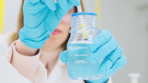 Woman Chemist Rubber Gloves Lab Coat Tests Solution Using Indicator — Stock Video