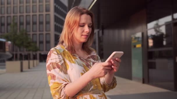 Donna Incinta Utilizza Telefono Cellulare Sorridente Mentre Piedi Nel Business — Video Stock