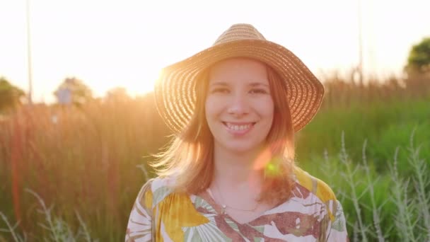 Retrato Mujer Sonriente Sombrero Paja Pie Campo — Vídeos de Stock