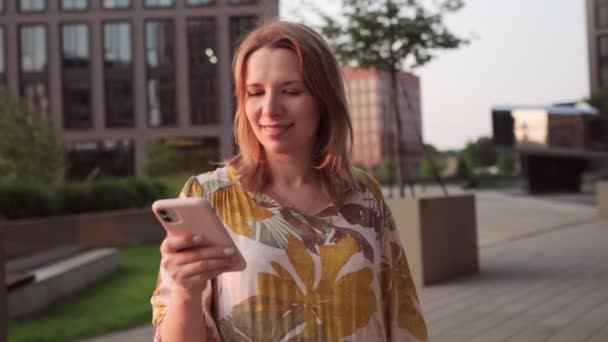 Šťastná Mladá Žena Kontroluje Smartphone Stojící Obchodním Centru Večerních Hodinách — Stock video