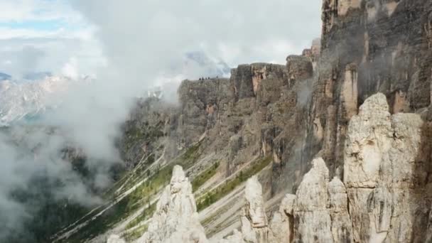 Majestatyczne Alpejskie Góry Dolomitów Ozdobione Wysokimi Skalistymi Klifami Gołymi Szczytami — Wideo stockowe