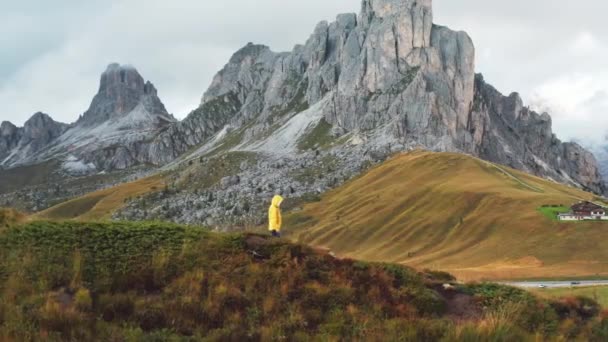 Turysta Stoi Zwiedzanie Przyrody Wysokich Klifów Górskich Wokół Przełęczy Giau — Wideo stockowe