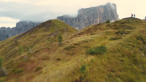 Voo Sobre Fotógrafos Colina Tirar Fotos Vale Dolomitas Alpes Cobertos — Vídeo de Stock