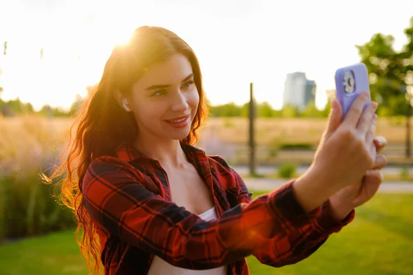 Porträt Eines Hübschen Mädchens Das Ein Selfie Bei Sonnenstrahl Macht — Stockfoto