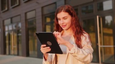 İş merkezinin yakınında elinde tablet olan bir kız öğrenci. Röportaj hazırlama kavramı