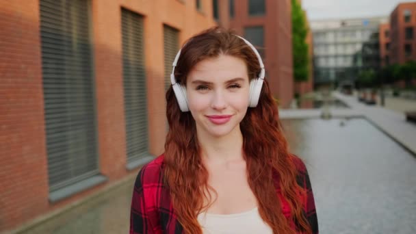 Νέοι Μοντέρνα Casual Γυναίκα Ακούγοντας Μουσική Ένα Ασύρματο Ακουστικό Στέκεται — Αρχείο Βίντεο