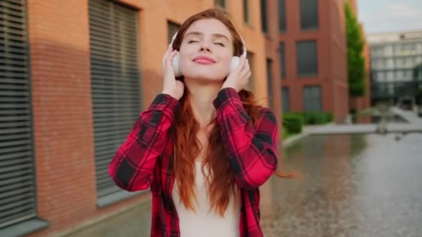 Menina Pacífica Fones Ouvido Sem Fio Modernos Ouvindo Música Rua — Vídeo de Stock