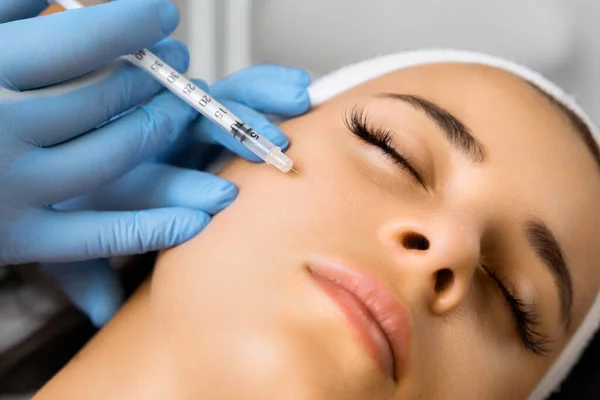Cosmetologo Dottore Procedura Iniezioni Facciale Ringiovanente Effetto Antirughe Salone Bellezza — Foto Stock