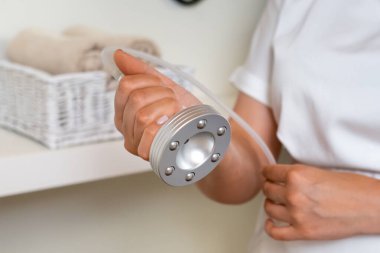 Radyo frekans sıkma cihazı masaj terapistinin elinde güzellik salonunda..