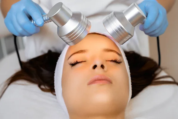 Facial Fototherapie Procedure Met Led Lichttherapie Lamp Uitgevoerd Voor Schoonheid — Stockfoto