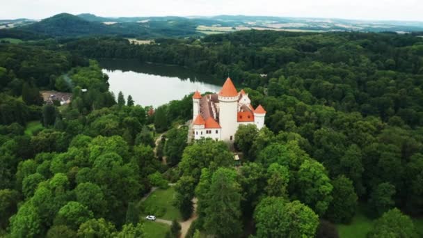 チェコ中央ボヘミアのコノピステの拠点と湖を明らかにする幅広い視野 — ストック動画