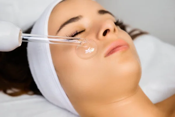 Female Client Undergoes Hardware Vacuum Facial Massage Procedure Expert Guides — Stock Photo, Image