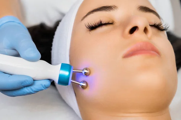 Applicazione Dispositivo Massaggio Microcorrente Faccia Femminile Cosmetologo — Foto Stock