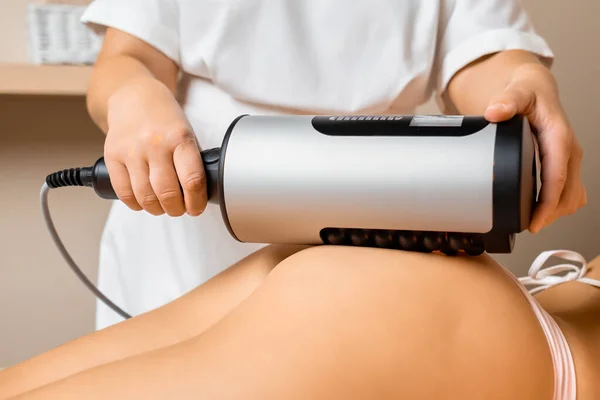 Die Fachfrau Führt Massage Mit Geräten Zur Entfernung Von Cellulite — Stockfoto