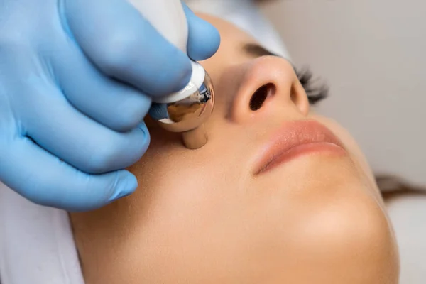 Close Experto Aplica Masaje Facial Hardware Para Rejuvenecimiento Mujer Hermosa — Foto de Stock