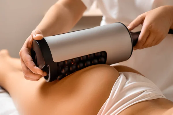 Specjalista Prowadzi Urządzenie Masażu Goleni Kobiecej Klientki Salonie Spa Koncepcja — Zdjęcie stockowe