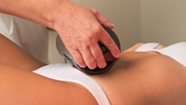 Fachhände Führen Massagegeräte Auf Den Weiblichen Bauch Verfahren Zur Straffung — Stockvideo