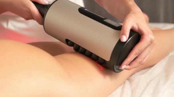 スパサロンのボディ形状修正のための振動療法マッサージャー サロンでプロの美容師による女性のためのボディアンチセルライトプロセス — ストック動画