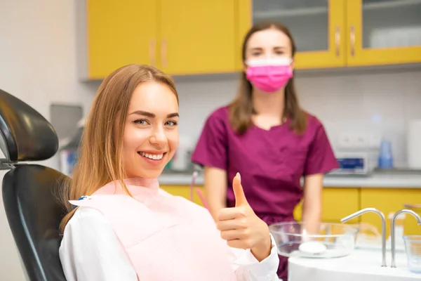 Ung Kvinna Patient Visar Tummen Upp Sitter Medicinsk Stol Tandvårdskliniken — Stockfoto