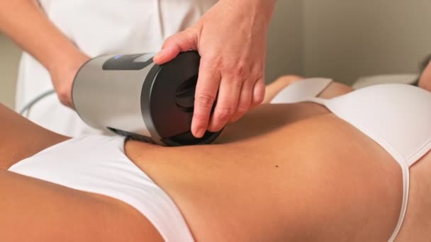 Skönhetssalong Expert Arbete Enhetlig Massage Buken Område Med Professionell Fettförbränning — Stockvideo