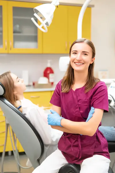 Portrait Dentiste Joyeux Patiente Clinique Stomatologique Photo Verticale — Photo
